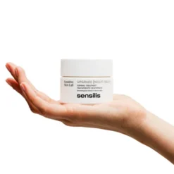 Crème de nuit Sensilis Upgrade tenue dans la main