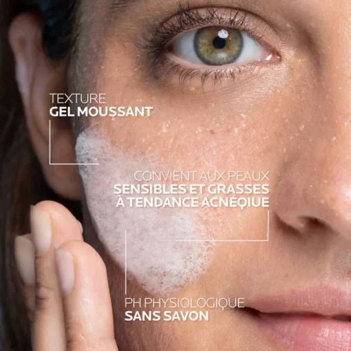 Application du gel moussant Effaclar sur une peau à tendance acnéique.