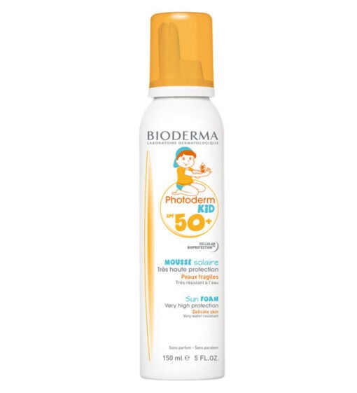 Bouteille de Bioderma Photoderm KID SPF 50+, mousse solaire très haute protection pour peaux fragiles, très résistante à l'eau, 150 ml.