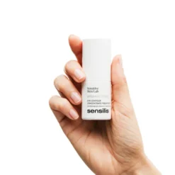 Flacon du soin contour des yeux Sensilis Upgrade dans la main