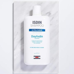 Shampooing ISDIN Daylisdin Ultra Suave 400 ml posé sur une surface en marbre.