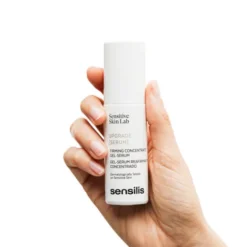 Flacon de Sensilis Upgrade Serum Gel-Firming Concentrate 30 ml tenu en main