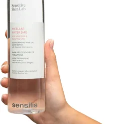 Flacon d'eau micellaire Sensilis Micellar Water AR tenu à la main