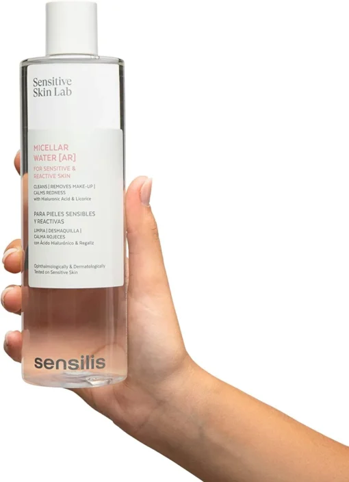 Flacon d'eau micellaire Sensilis Micellar Water AR tenu à la main