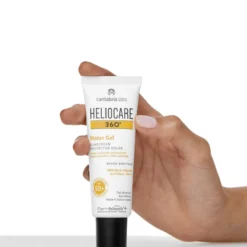 Gel solaire Heliocare 360 Water Gel SPF 50+ tenu dans une main.