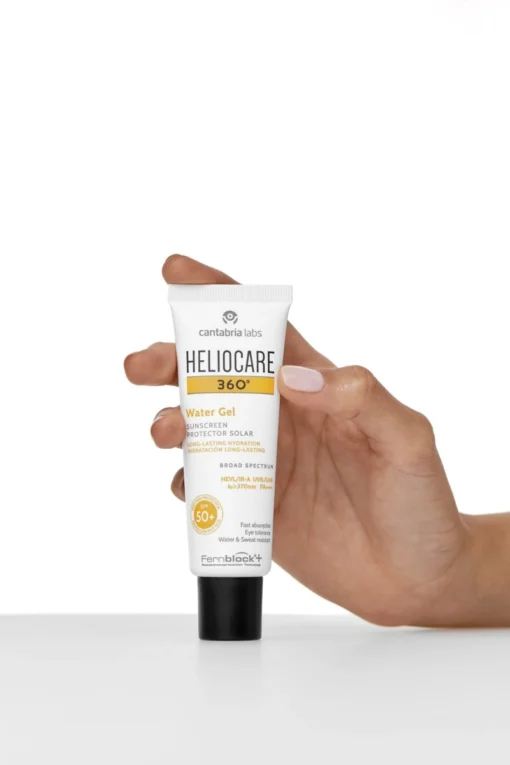 Gel solaire Heliocare 360 Water Gel SPF 50+ tenu dans une main.