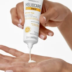 Application du gel solaire Heliocare 360 Water Gel SPF 50+ sur la main.