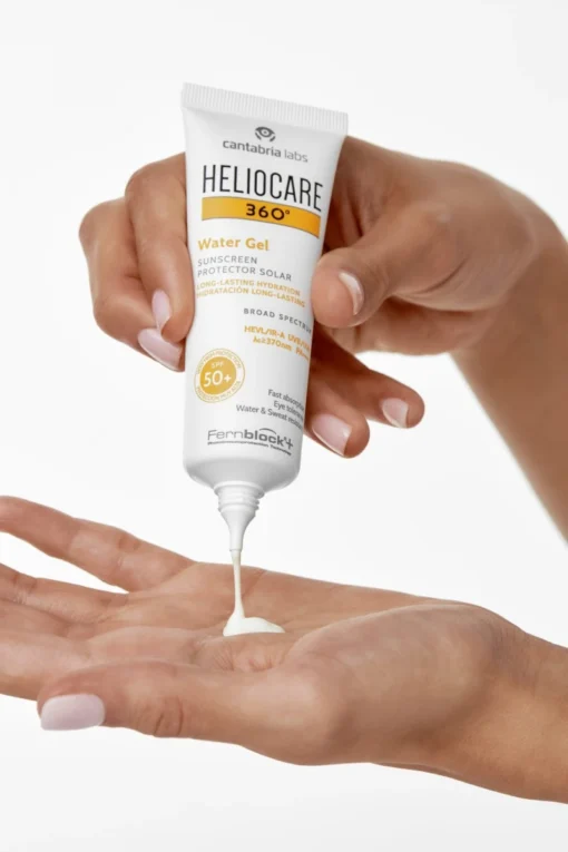 Application du gel solaire Heliocare 360 Water Gel SPF 50+ sur la main.