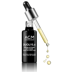 Gros plan du flacon ACM Duolys.A Sérum Intensif Anti-Rides avec une pipette et quelques gouttes de sérum.