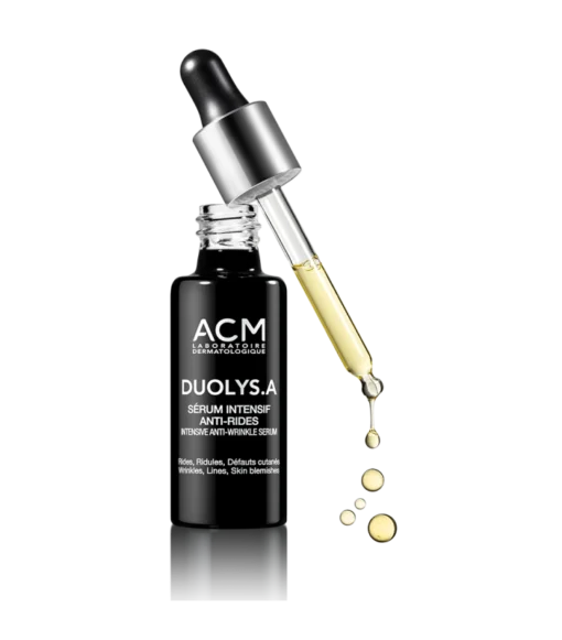 Gros plan du flacon ACM Duolys.A Sérum Intensif Anti-Rides avec une pipette et quelques gouttes de sérum.