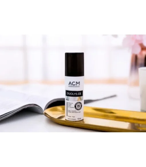 Sérum ACM Duolys CE 15 ml sur plateau en ambiance