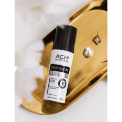 Sérum ACM Duolys Hyal 15 ml sur plateau en ambiance