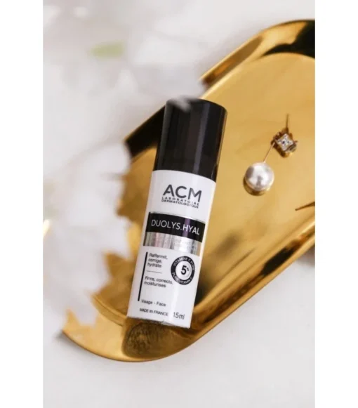 Sérum ACM Duolys Hyal 15 ml sur plateau en ambiance