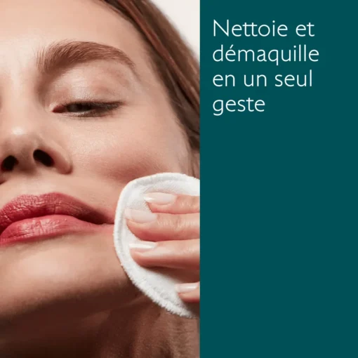 Femme utilisant l'Eau Micellaire Caudalie Vinoclean pour démaquiller son visage.