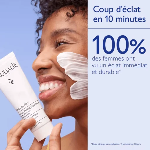 Femme utilisant le Masque Peeling Glycolique Caudalie Vinoperfect 75 ml