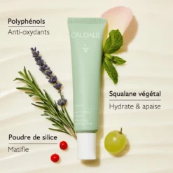 Caudalie Vinopure fluide matifiant hydratant accompagné des ingrédients clés tels que des polyphénols et du squalane végétal.