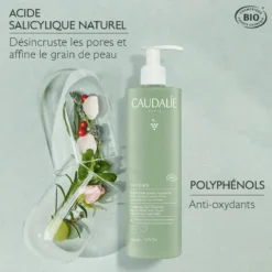 Caudalie Vinopure gelée nettoyante purifiante accompagnée de plantes naturelles illustrant ses ingrédients, comme l'acide salicylique naturel et les polyphénols.