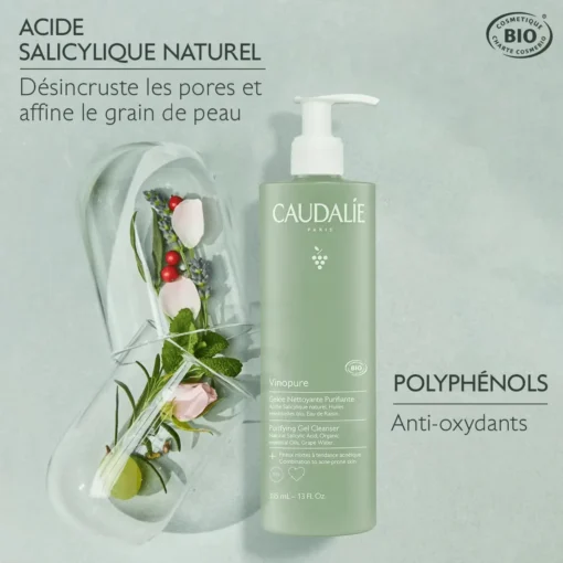 Caudalie Vinopure gelée nettoyante purifiante accompagnée de plantes naturelles illustrant ses ingrédients, comme l'acide salicylique naturel et les polyphénols.