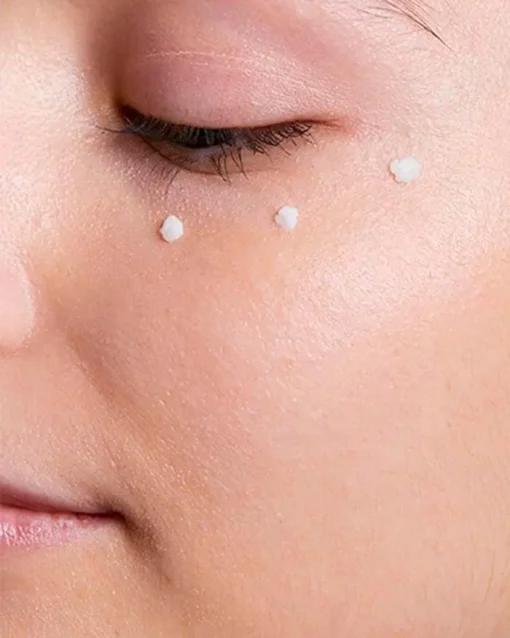 Application précise de la crème réparatrice contour des yeux CeraVe