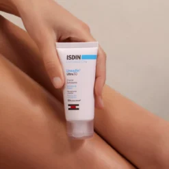 Application de la crème exfoliante ISDIN Ureadin Ultra 30 sur la peau.