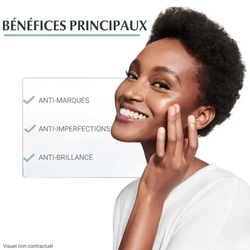 Femme souriante après utilisation du sérum Eucerin avec les bénéfices anti-marques, anti-imperfections et anti-brillance