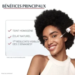 Femme appliquant le sérum Eucerin Anti-Pigment avec des bénéfices de teint homogène et éclat naturel