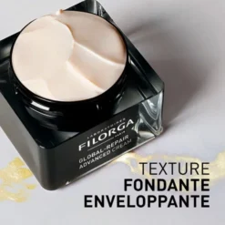 Pot ouvert de Filorga Global-Repair Advanced Cream avec une texture fondante et enveloppante.