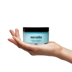Masque hydratant Sensilis Hydra Essence Confort tenu dans la main