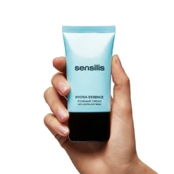 Tube de crème fondante Sensilis Hydra Essence tenu en main