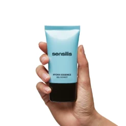 Gel sorbet Sensilis Hydra Essence tenu dans la main