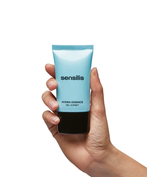 Gel sorbet Sensilis Hydra Essence tenu dans la main