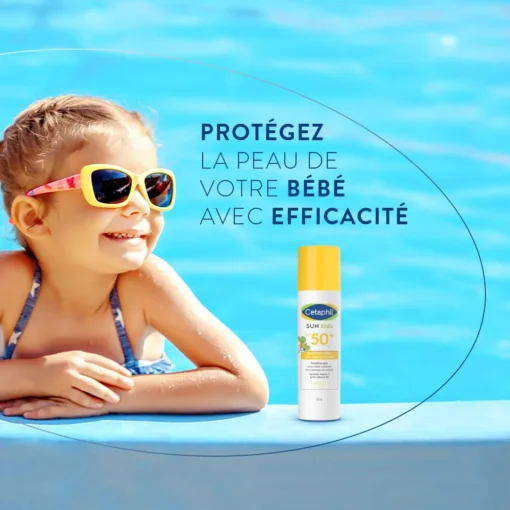 Enfant au bord de la piscine avec protection solaire Cetaphil Sun Kids SPF 50+