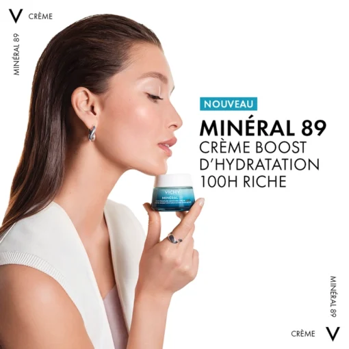 Femme appliquant la crème Vichy Minéral 89 Boost d'Hydratation 100H Riche