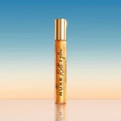 Nuxe Roll & Glow, roll-on scintillant pour visage et décolleté.