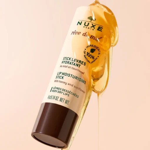 Stick lèvres Nuxe Rêve de Miel avec une texture mielleuse, soin hydratant intense.