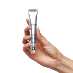 Tube de Sensilis Origin Pro EGF-5 tenu par une main