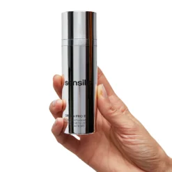 Flacon de sérum anti-âge Sensilis Origin Pro EGF-5 tenu en main