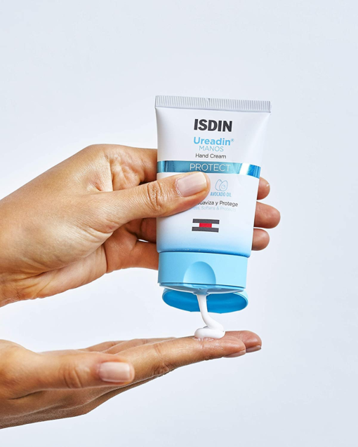 Application de la crème pour les mains ISDIN Ureadin Manos Protect sur une main.