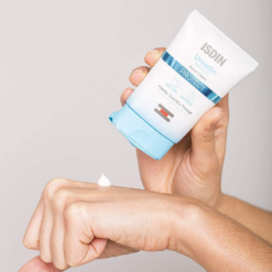 Crème pour les mains ISDIN Ureadin Manos Protect appliquée sur le poignet.
