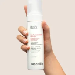 Flacon de mousse nettoyante douce Sensilis tenu en main