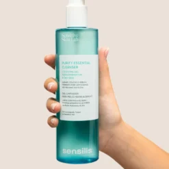 Gel nettoyant Purify Essential de Sensilis tenu en main