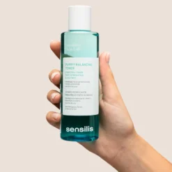 Tonique purifiant Sensilis Purify Balancing tenu en main