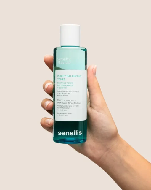 Tonique purifiant Sensilis Purify Balancing tenu en main