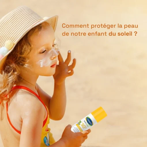 Enfant appliquant la crème solaire Cetaphil Sun Kids SPF 50+