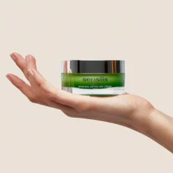 Crème de jour Sensilis Renewal Detox présentée dans une main