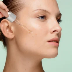 Application du sérum Sensilis Supreme Booster FeCE sur le visage