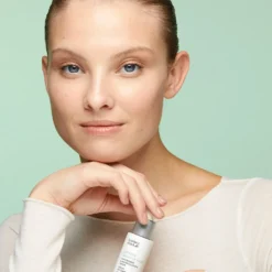 Modèle présentant le sérum Sensilis Supreme Booster FeCE