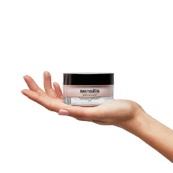 Crème Sensilis Skin Delight tenue dans une main