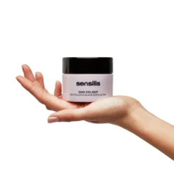 Pot d'exfoliant Sensilis Skin Delight tenu en main