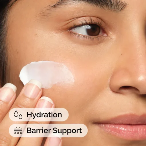 Application d'une crème hydratante The Ordinary sur le visage, avec focus sur hydratation et soutien de la barrière cutanée.